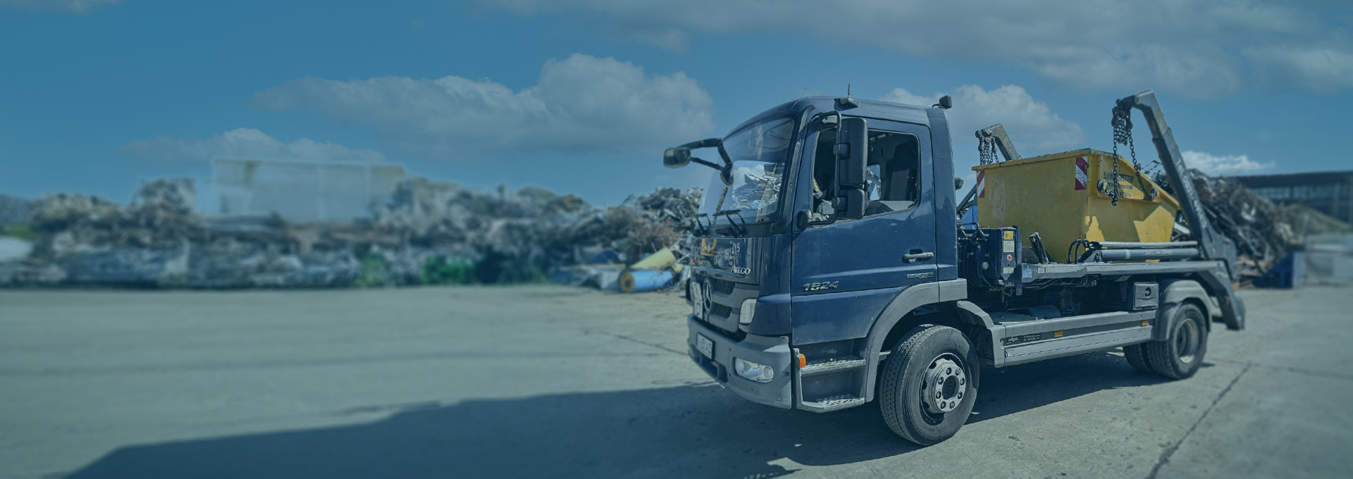 LKW mit gelbem Container auf Be- und Entladungsstation